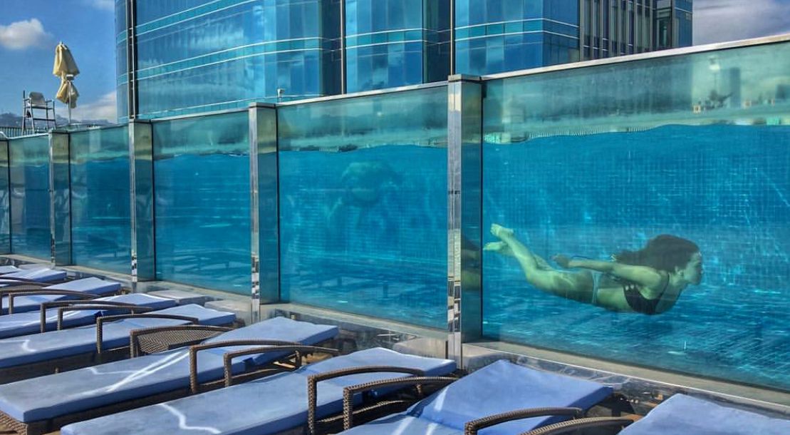 泳池女人透明玻璃