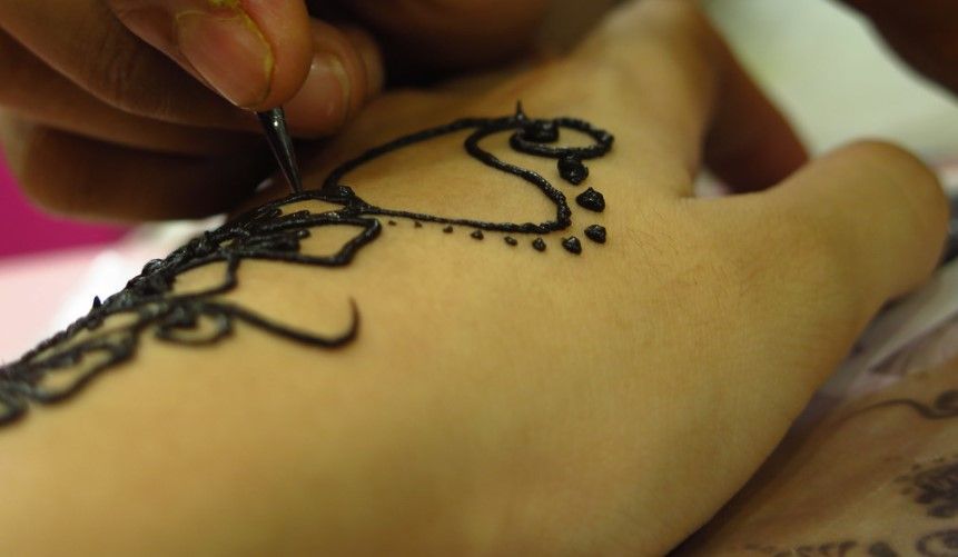 Henna tattooing at Little India Arcade (Credit: Flickr @rachelagathaoh)