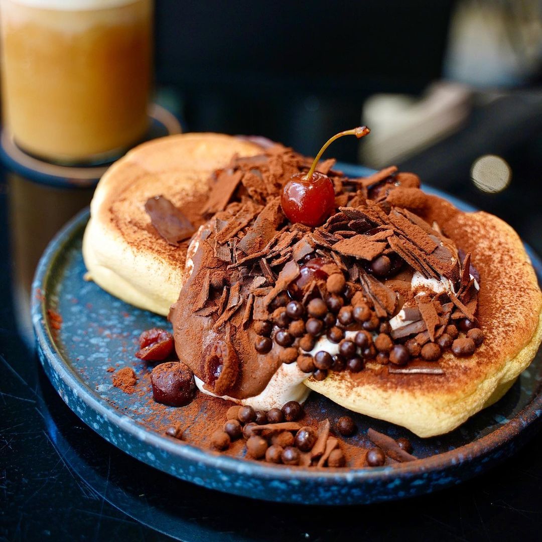旺角cafe-blackcoffee-Cafe甜品出色，這款 Dirty Tiramisu Pancake 好評如潮。（IG @kcodish）