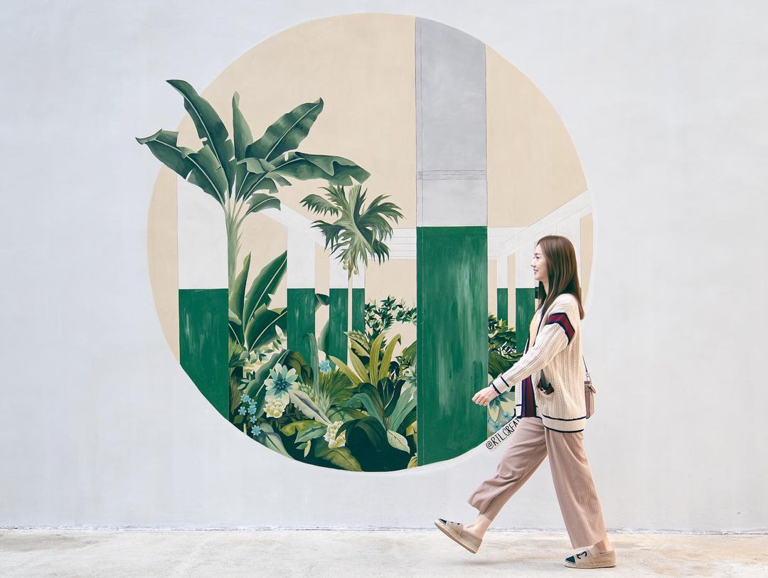 藝術家連佩文作品《光速叢林》，描繪了紗廠內部獨有的柱群交織着叢生的植物。