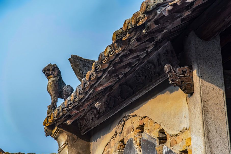 定山宗祠的簷前獅子和封簷板雕刻