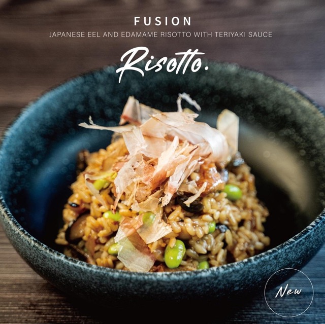 酒吧晚市供應多款 Fusion 菜式，此道和洋合壁的枝豆照燒鰻魚燉飯便看得人食指大動。