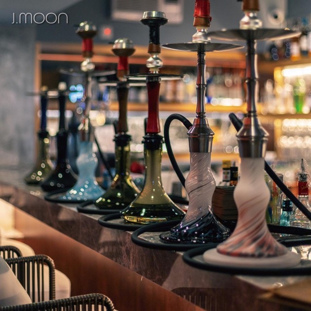 酒吧提供多種水煙，口味超過 120 款。