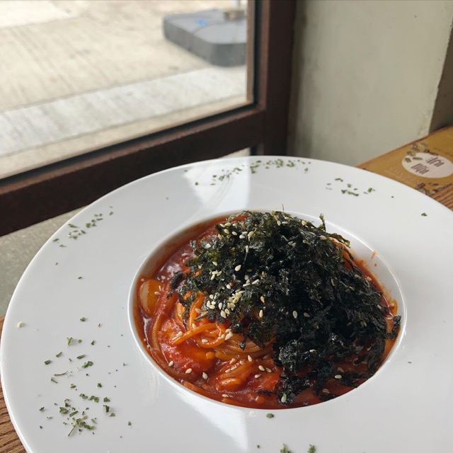 韓式阿豬媽辣炒意粉又辣又惹味，是 Cafe 的招牌菜。
