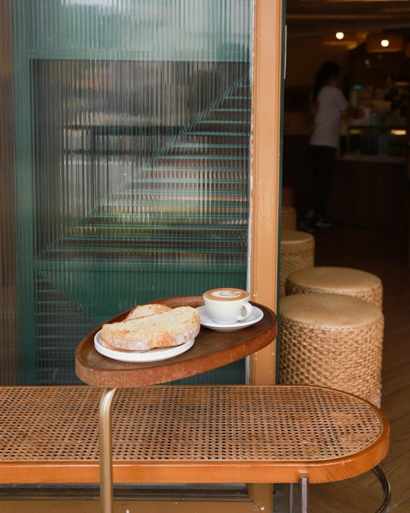 Best cafes in Tanjong Pagar, Singapore for brunch, coffee, aesthetics: Acoustics Coffee Bar - alfresco area with food