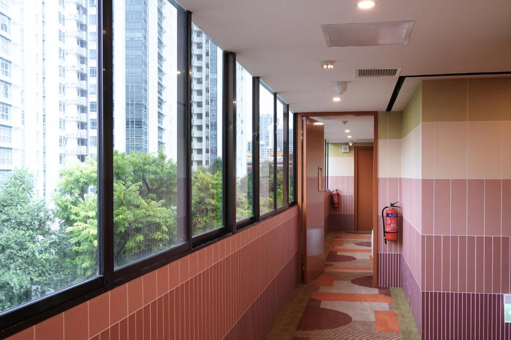 Singapore hotel day pass vs staycation