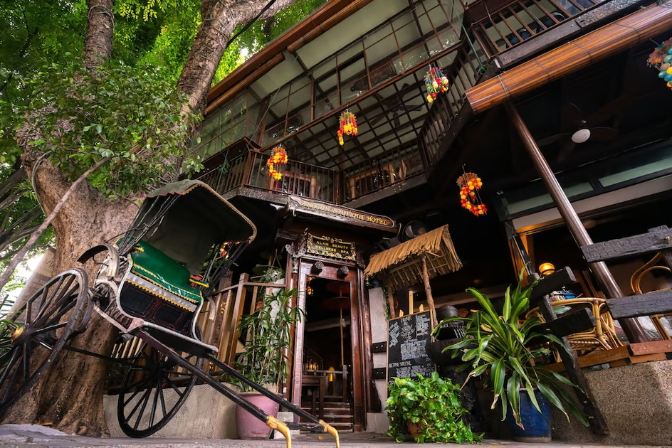 hourly hotel near cafe