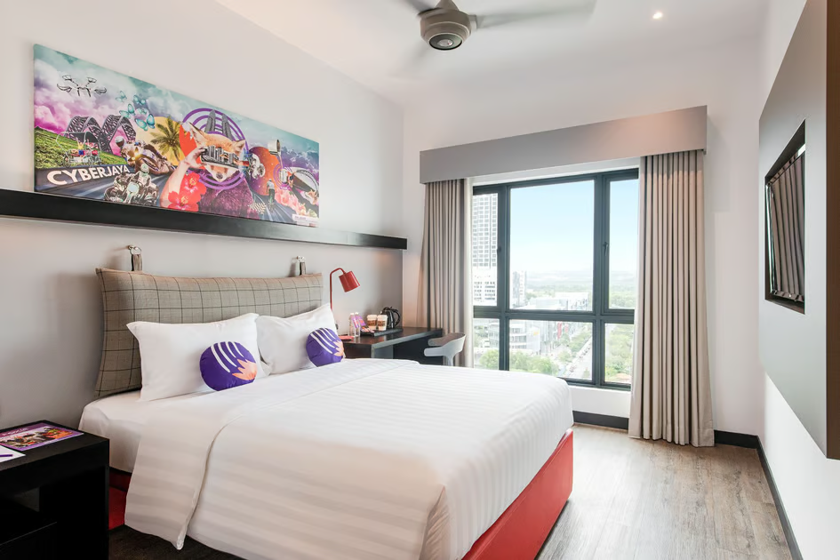 hourly hotel near cafe