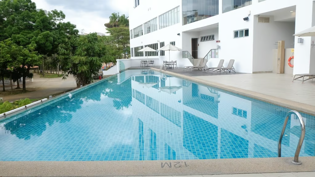 hourly hotel near cafe