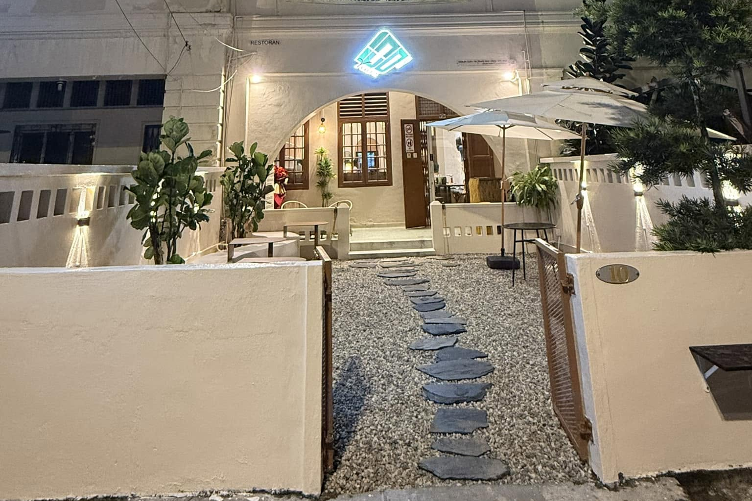 hourly hotel near cafe