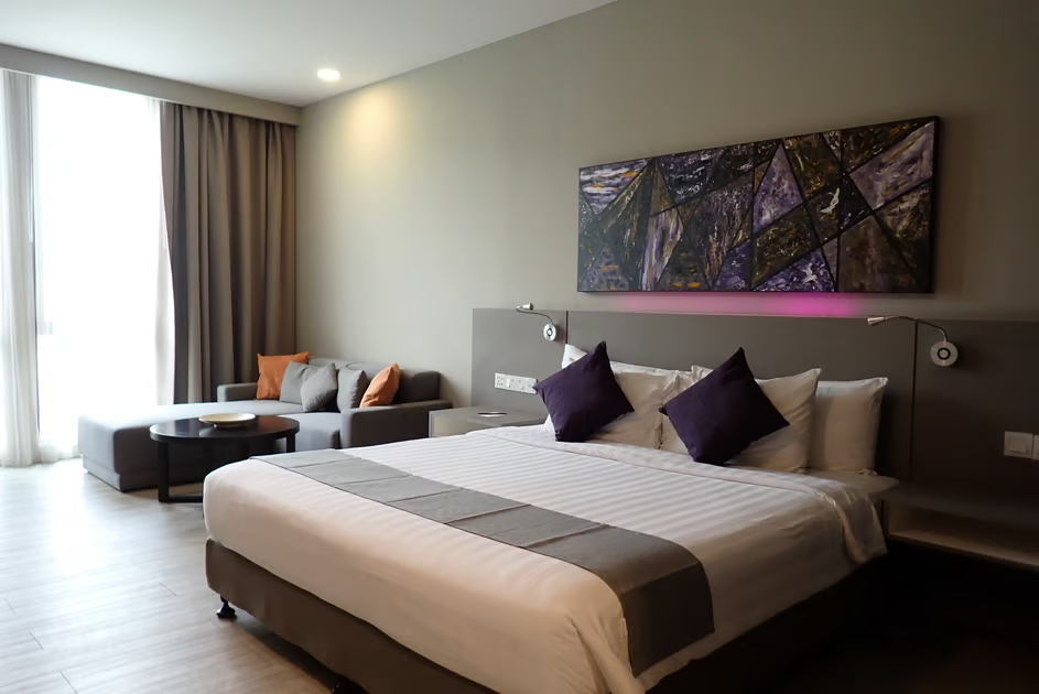 hourly hotel near cafe