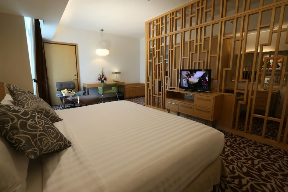 hourly hotel near cafe