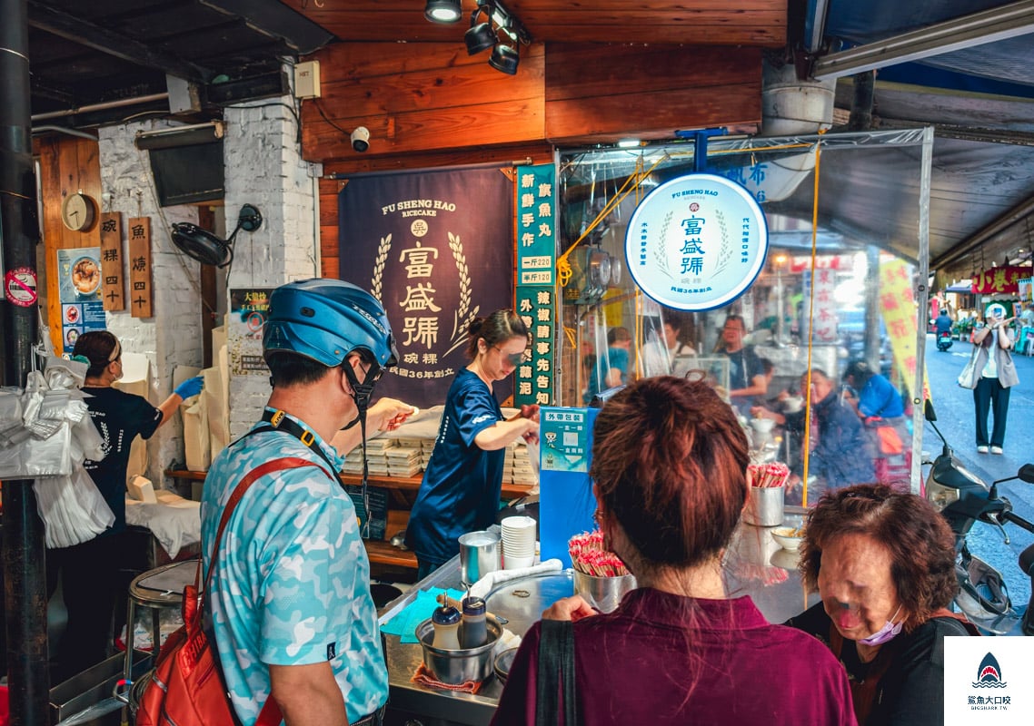 圖：鯊魚大口咬